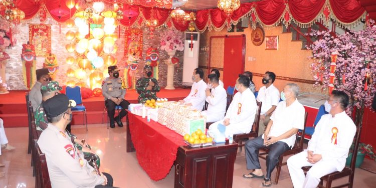 Kunjungi Klenteng Ban Hing Kiong, Kapolda Sulut Ingatkan Prokes saat Pergantian Tahun Baru Imlek