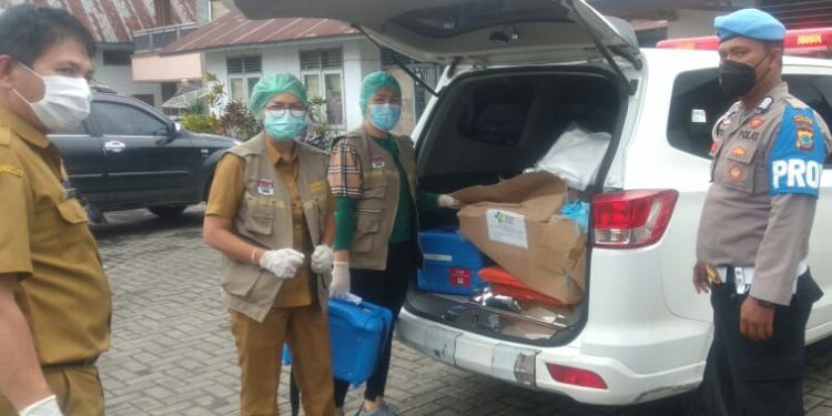 Personel Polres Minsel Kawal Penyaluran Vaksin Sinovac di 3 Puskesmas