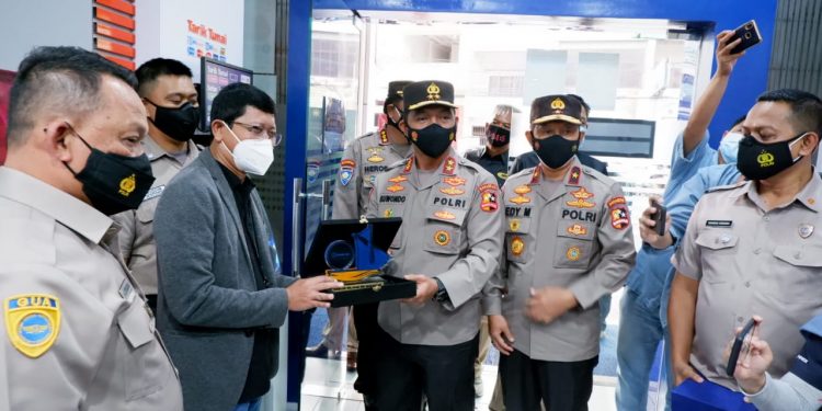 Tegas ke Pelanggar Prokes, Polri Ganjar Satpam BRI di Makassar Penghargaan