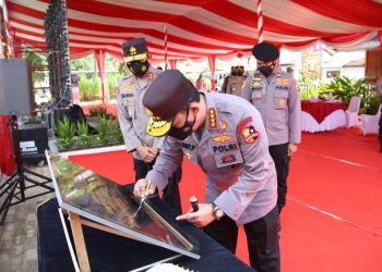 Kunker ke Palembang, Kapolri Resmikan Kampung Tangguh dan Aplikasi Polisi Dulur Kito