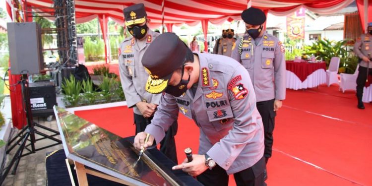 Kunker ke Palembang, Kapolri Resmikan Kampung Tangguh dan Aplikasi Polisi Dulur Kito