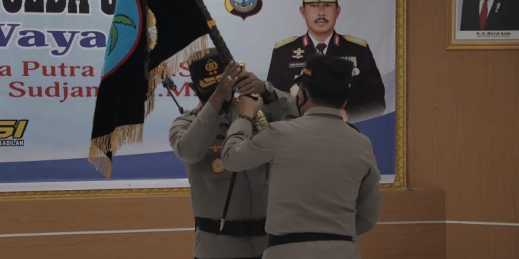 Irjen Pol Nana Sudjana Terima Pataka Polda Sulut ‘Maesa’an Waya’
