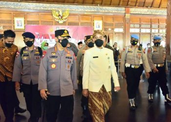 Bersama Wali Kota Solo, Kapolri Tinjau Vaksinasi Dosen dan Pemuka Lintas Agama