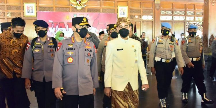 Bersama Wali Kota Solo, Kapolri Tinjau Vaksinasi Dosen dan Pemuka Lintas Agama