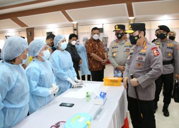 Kapolri Tinjau Vaksinasi Massal di Manado