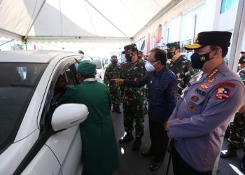 Panglima TNI dan Kapolri Tinjau Vaksinasi Drive Thru di Bali