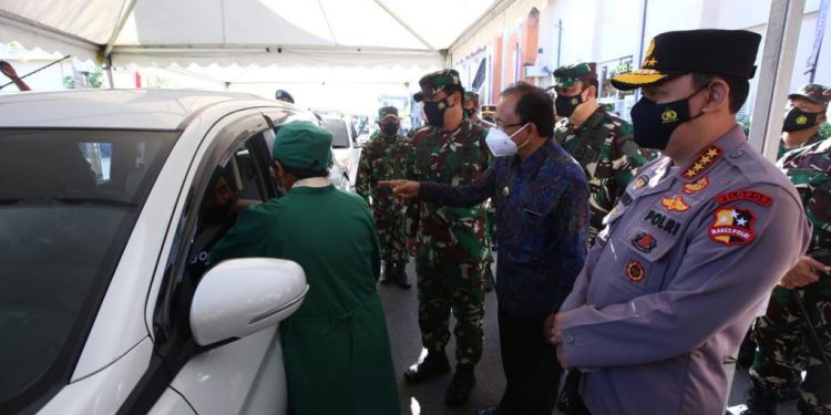 Panglima TNI dan Kapolri Tinjau Vaksinasi Drive Thru di Bali