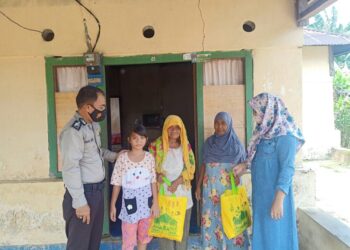 Sisihkan Gaji, Bripka Nani Bantu Warga Kurang Mampu di Wilayah Perbatasan