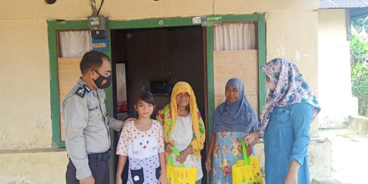 Sisihkan Gaji, Bripka Nani Bantu Warga Kurang Mampu di Wilayah Perbatasan