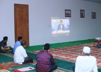 Bupati Bolmut Mendengarkan Sidang Isbat Penetapan 1 Syawal 1442 di Kediamannya