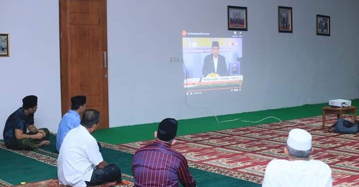 Bupati Bolmut Mendengarkan Sidang Isbat Penetapan 1 Syawal 1442 di Kediamannya