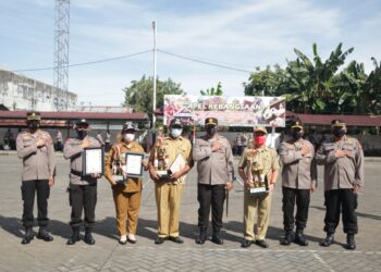 Kapolda Serahkan Penghargaan Pemenang Kampung Tangguh Nasional Tingkat Polda Sulut