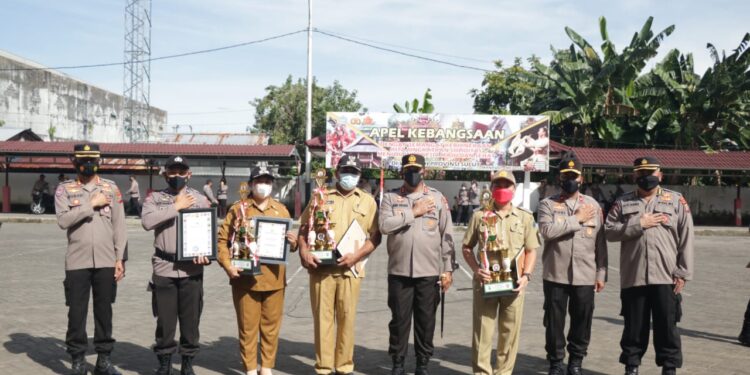 Kapolda Serahkan Penghargaan Pemenang Kampung Tangguh Nasional Tingkat Polda Sulut
