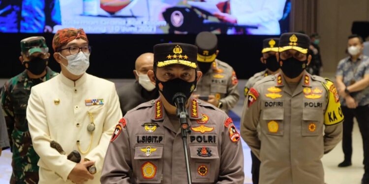 Tinjau Vaksinasi Massal di Bandung, Panglima TNI dan Kapolri Minta Warga Tetap Disiplin Prokes