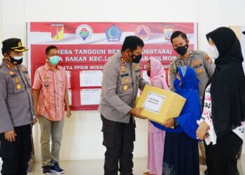 Kapolda Sulut dan Pangdam XIII/Merdeka Tinjau Kampung Tangguh Covid-19 di Bakan Bolmong