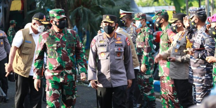 Tinjau Bangkalan Bareng Panglima TNI, Kapolri Paparkan Langkah Selamatkan Warga dari Risiko Covid-19