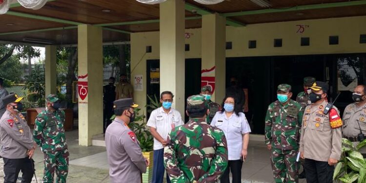 Panglima TNI dan Kapolri Tinjau Vaksinasi Massal Pelaut hingga Pekerja Pelabuhan Tanjung Priok