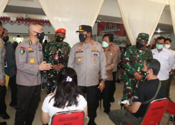 Kapolda Sulut Bersama Forkopimda Tinjau Serbuan Vaksinasi Nasional TNI-Polri di Auditorium Unsrat Manado