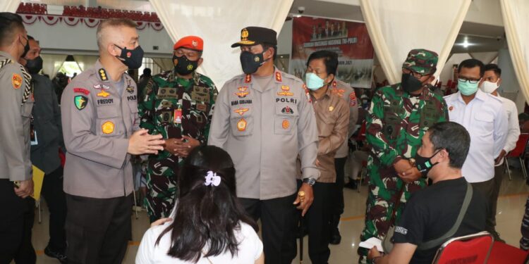 Kapolda Sulut Bersama Forkopimda Tinjau Serbuan Vaksinasi Nasional TNI-Polri di Auditorium Unsrat Manado