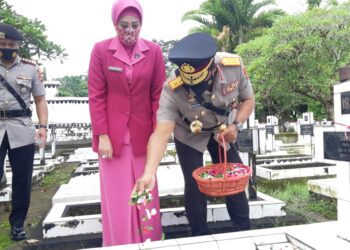 Hormati Jasa Pahlawan, Polda Sulut Ziarah di TMP Kairagi Manado