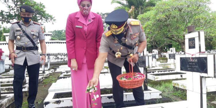 Hormati Jasa Pahlawan, Polda Sulut Ziarah di TMP Kairagi Manado