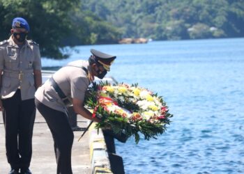 Jelang Hari Bhayangkara ke-75, Polda Sulut Gelar Upacara Tabur Bunga di Perairan Bitung