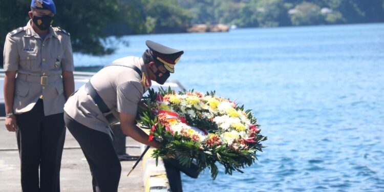 Jelang Hari Bhayangkara ke-75, Polda Sulut Gelar Upacara Tabur Bunga di Perairan Bitung