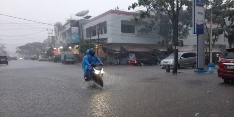 Terjadi Bertahun-tahun, Curah Hujan Meningkat Sebabkan Jalan Pusat Kotamobagu Tergenang Air