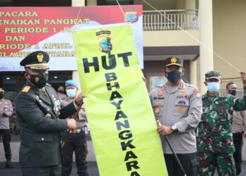 Danrem 131/Santiago Berikan Surprise Hari Bhayangkara ke-75 di Halaman Mapolda Sulut