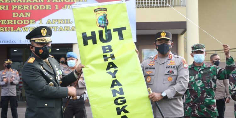 Danrem 131/Santiago Berikan Surprise Hari Bhayangkara ke-75 di Halaman Mapolda Sulut