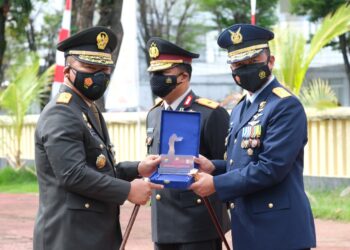 Polda Sulut Serahkan Hadiah dan Trophy Lomba Menembak Hari Bhayangkara ke-75