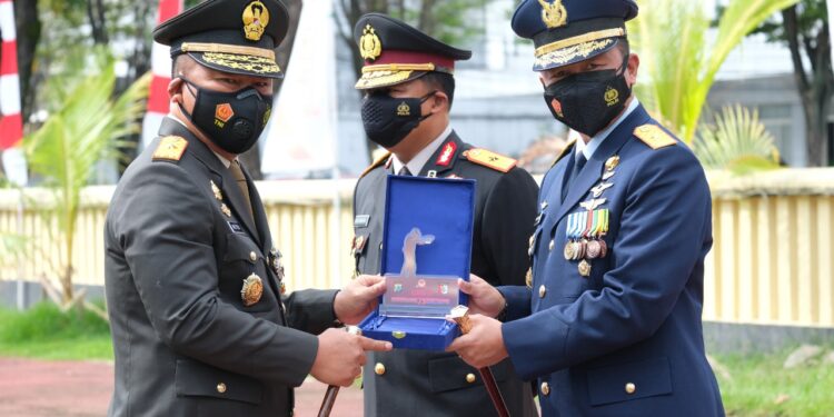 Polda Sulut Serahkan Hadiah dan Trophy Lomba Menembak Hari Bhayangkara ke-75