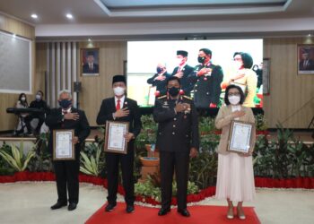 Berkontribusi Percepat Pembangunan Mapolres, Tiga Bupati Raih Penghargaan Kapolda Sulut