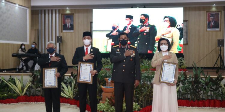 Berkontribusi Percepat Pembangunan Mapolres, Tiga Bupati Raih Penghargaan Kapolda Sulut