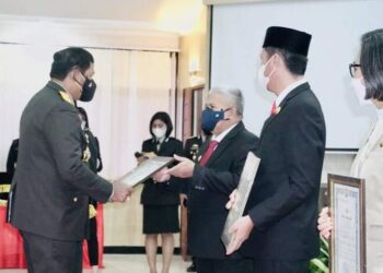 Dinilai Berjasa dan Berkontribusi, Bupati Depri Terima Piagam Dari Kapolda Sulut