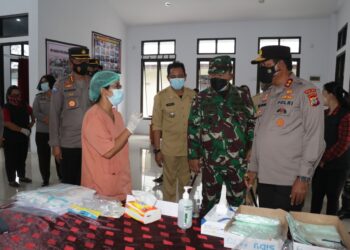 Kapolda Sulut Cek Posko PPKM Berskala Mikro di Malalayang Manado