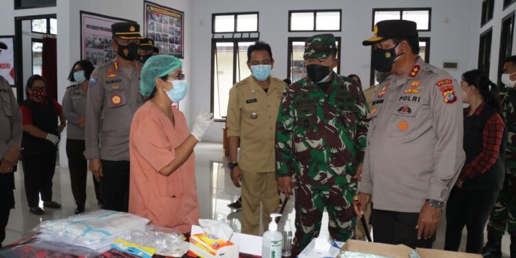 Kapolda Sulut Cek Posko PPKM Berskala Mikro di Malalayang Manado