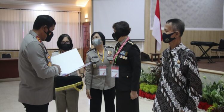 Masuki Masa Pensiun, 157 Personel Polda Sulut Dilepas dengan Wisuda Purnabakti