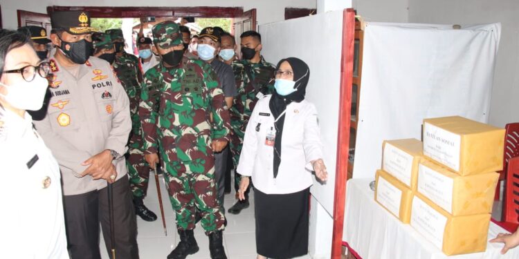 Kapolda dan Danrem 131/Santiago Tinjau Posko PPKM Berskala Mikro di Bangomolunow Bolmong