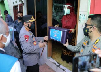 Kapolri Instruksikan Jajarannya Percepat Distribusi Bansos PPKM Darurat ke Warga