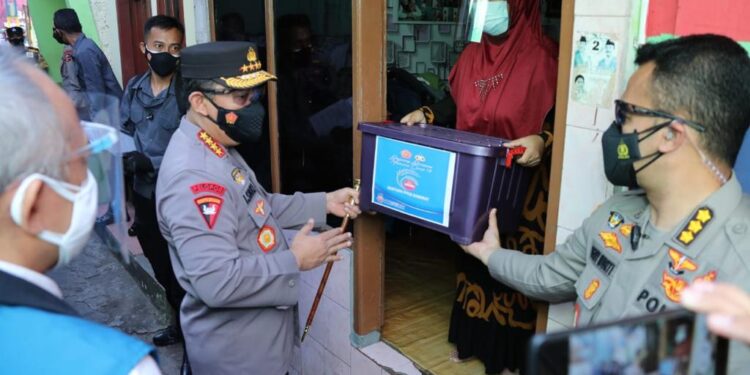 Kapolri Instruksikan Jajarannya Percepat Distribusi Bansos PPKM Darurat ke Warga