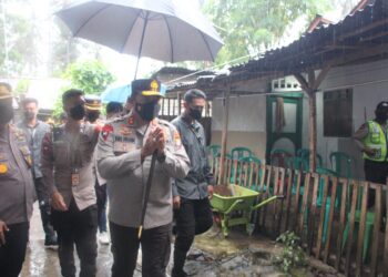 Kapolda Sulut Serahkan Langsung Bantuan Sosial di Tengah Hujan dan Badai