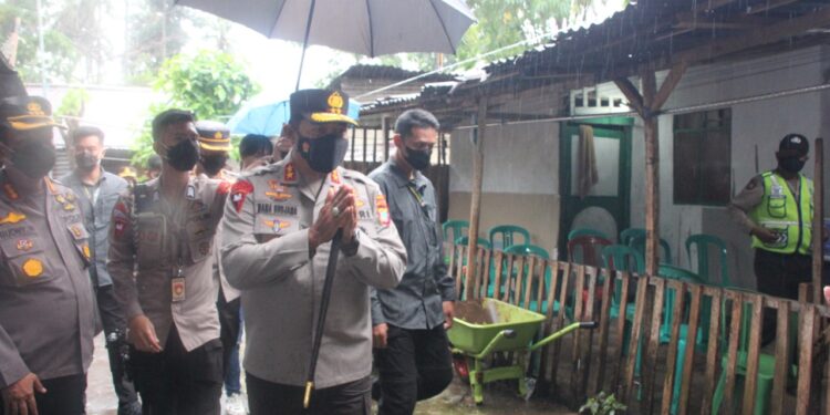 Kapolda Sulut Serahkan Langsung Bantuan Sosial di Tengah Hujan dan Badai