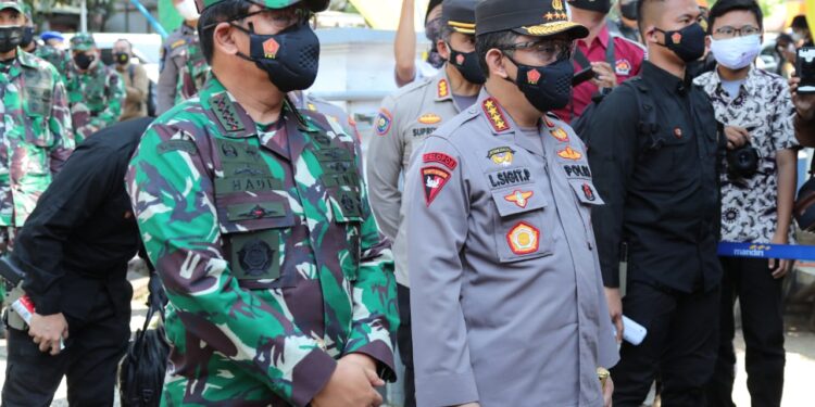 Blusukan Ke Bandung, Kapolri dan Panglima Mapping Kebutuhan Masyarakat Dampak PPKM Darurat