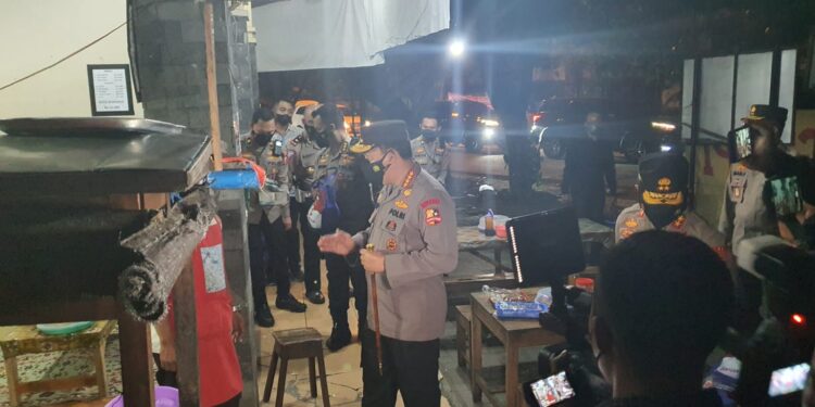 Malam-malam, Kapolri Blusukan di Solo Bagi-bagi Sembako ke Warga dan Pedagang Angkringan