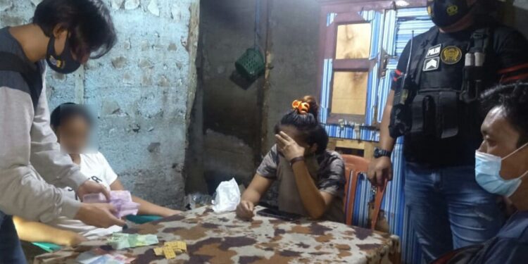 Main Judi QQ, Dua Wanita Bersama 3 Pria Diamankan Dalam Ops Pekat Samrat 2021
