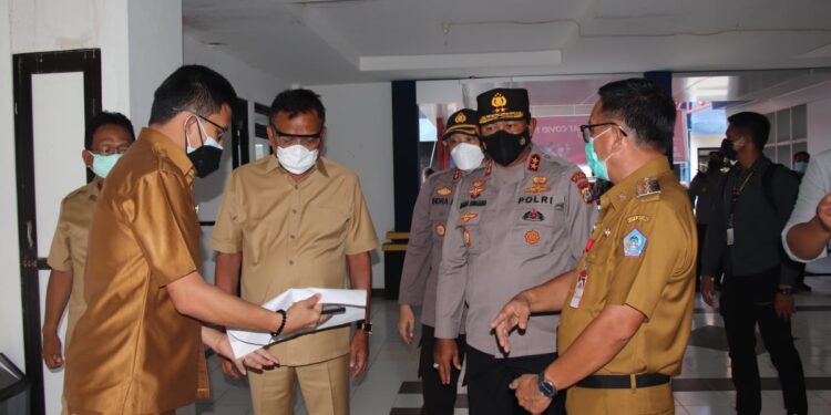 Kapolda Sulut Dampingi Gubernur Tinjau Kesiapan RS Darurat Covid-19 di Bitung