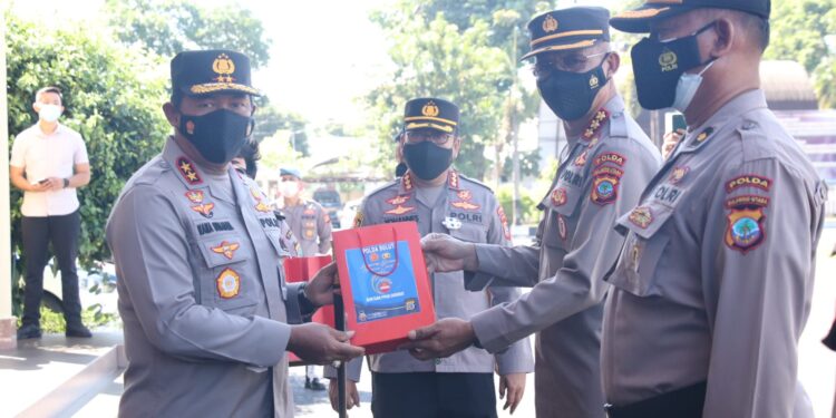 Wujud Kepedulian, Kapolda Sulut Serahkan Bantuan Obat dan APD bagi Personel