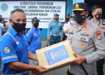 Peduli Warga Terdampak Pandemi, Kapolda Sulut Bagikan Paket Sembako untuk Buruh Pelabuhan Manado