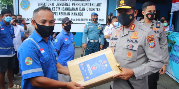 Peduli Warga Terdampak Pandemi, Kapolda Sulut Bagikan Paket Sembako untuk Buruh Pelabuhan Manado